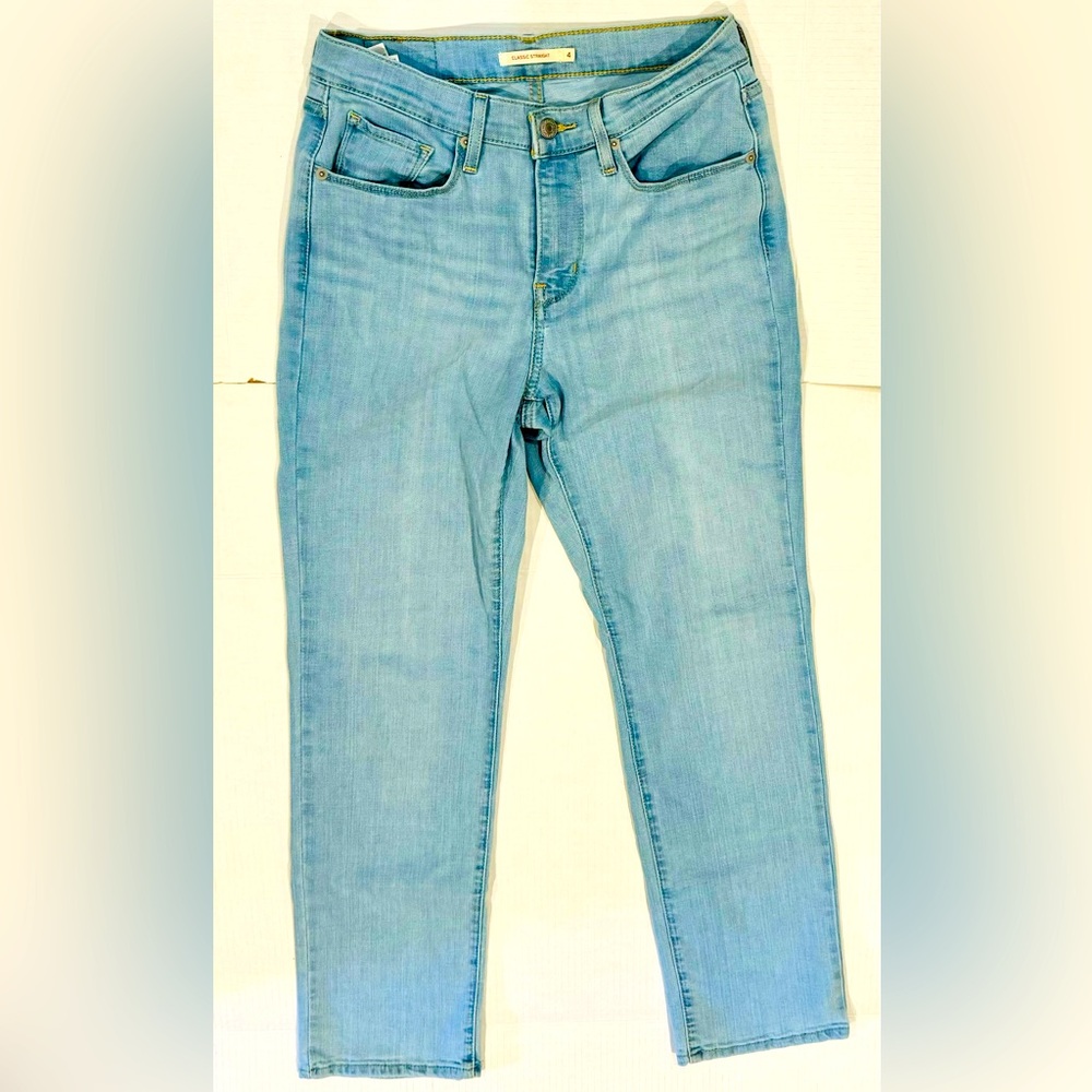 Levi’s Classic Straight Levi’s Jeans. Women’s size 4.